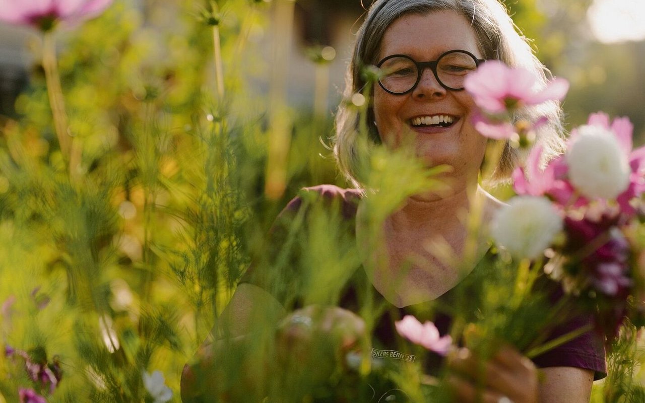 Andrea Schwärzler sorgt mir ihren Slowflowers für florale Farbtupfer aus nachhaltiger Produktion.