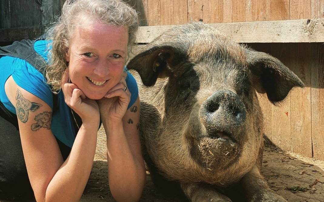Sarah Heiligtag macht keinen Unterschied zwischen Schweinen, Hunden, Hühner und Katzen.  