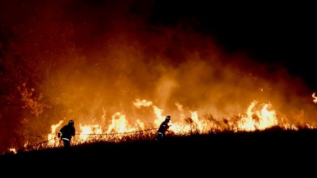 Australische Feuerwehrmänner kämpfen gegen das Feuer