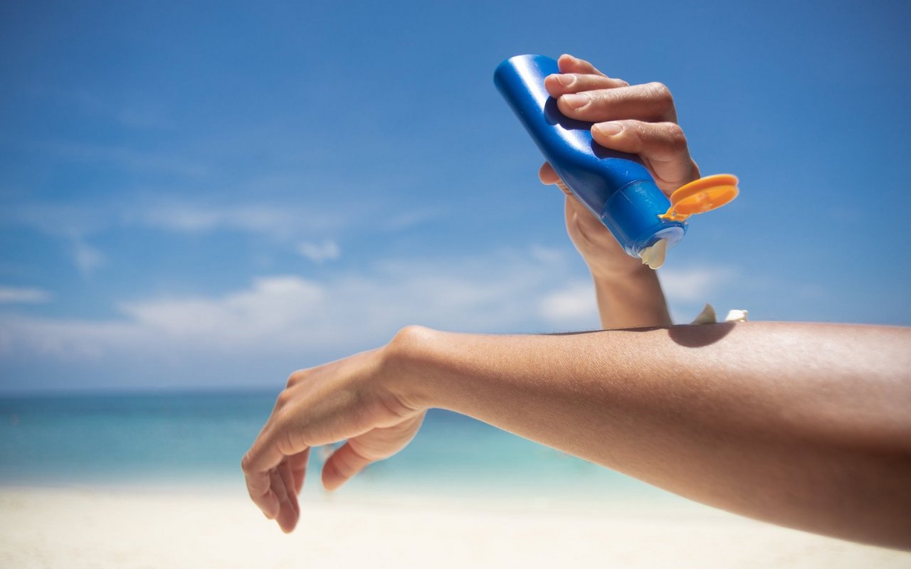 Sonnenschutz ist wichtig für unsere Haut, aber nicht gut für Wasserlebewesen. 