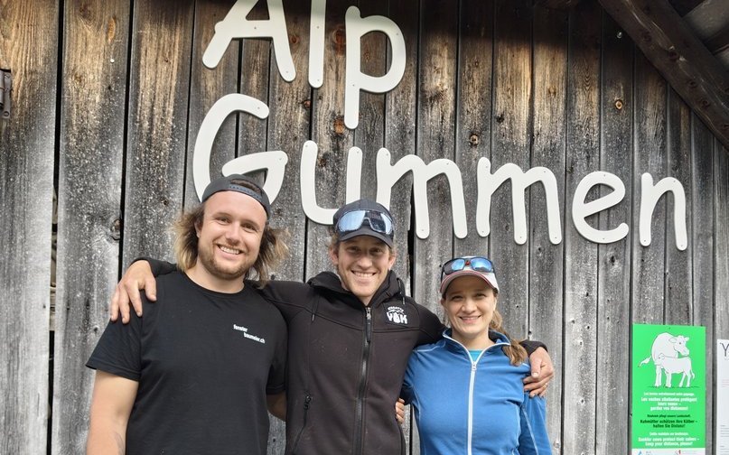 Zivildienstler André Koch (links) mit Betriebsleiterpaar Philipp und Irene Wicki auf der Alp Gummen.