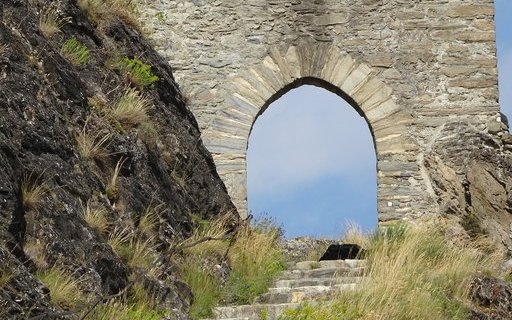 Geheimnisvoller Eingang zum Tourbillon in Sion. 