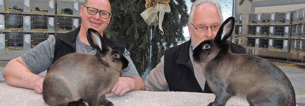 Marderkaninchen mit ihren Züchtern