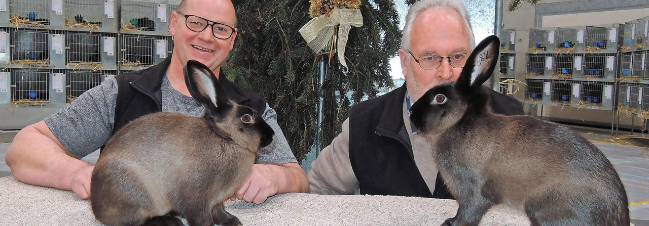 Heimo Vogt (l.) und Hans Frischknecht mit Rassensieger und -siegerin der letzten Schweizerischen Klubschau.