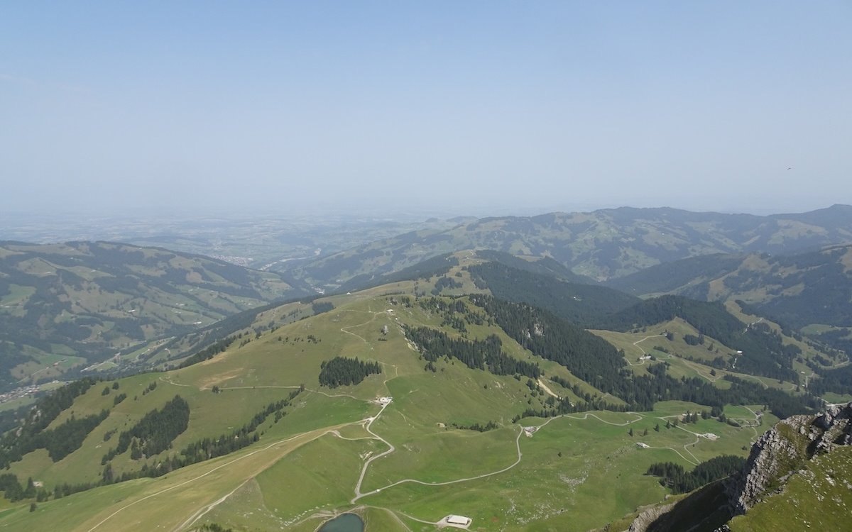 Nach dem Aufstieg auf die Kaiseregg belohnt die Sicht bis weit ins Mittelland. 