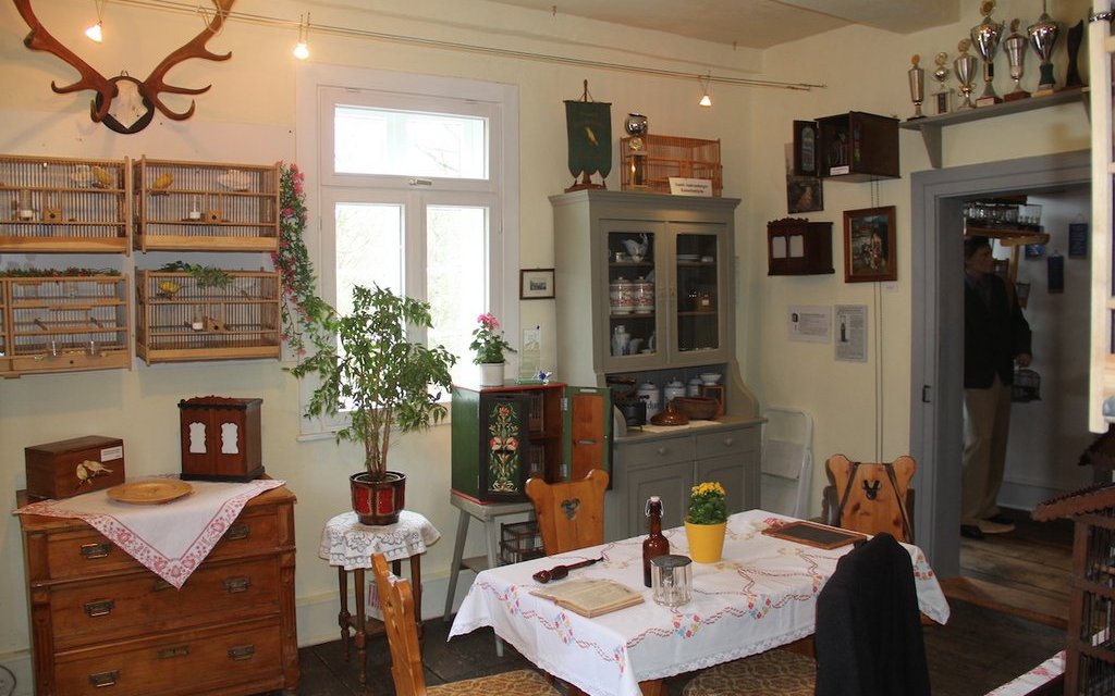 Darstellung einer Bergmannsstube mit Kanarienvögeln im Harzer-Roller-Kanarienmuseum in Sankt Andreasberg. 