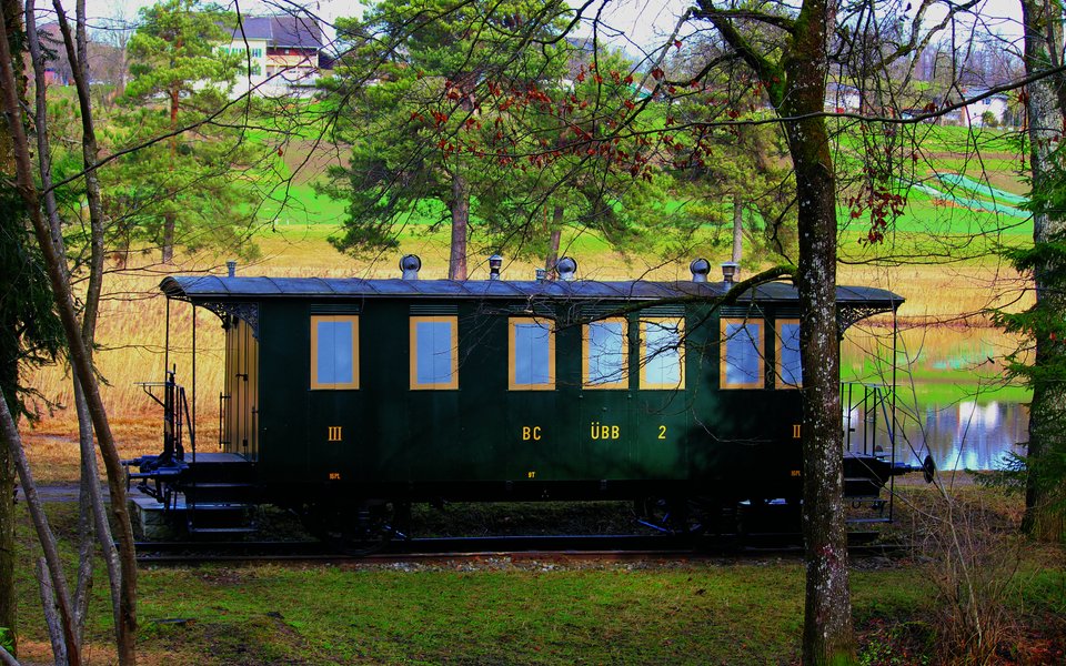 Oberhalb von Uerikon steht ein schön restaurierter Wagen der UeBB. 