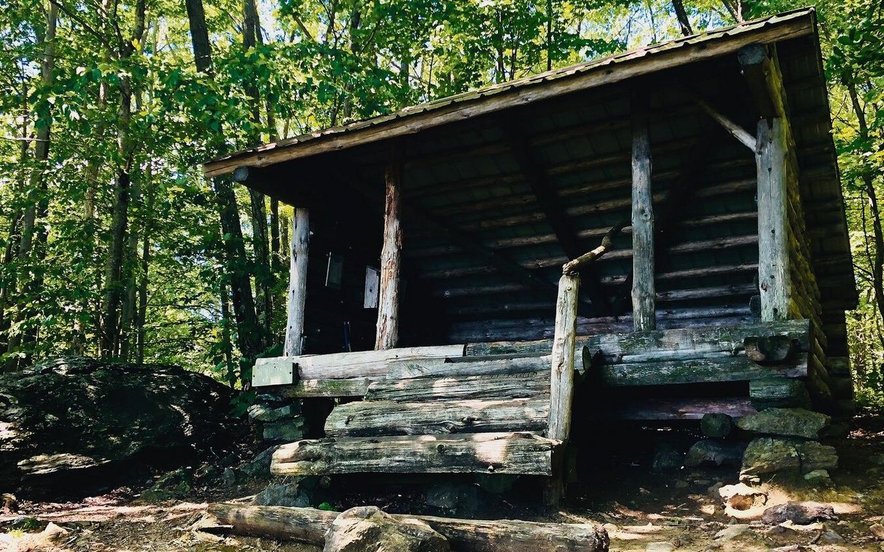 «Shelter» sind einfache Konstruktionen aus Holz oder Stein und bieten Schutz vor dem Wetter und einen Platz zum Schlafen.