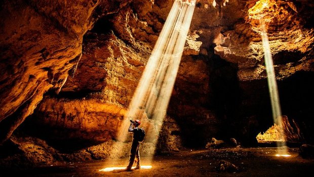 Höhlenforscher erkunden undvermessen Höhlen der Schweiz.