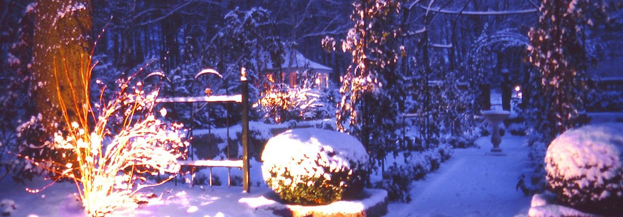 Mit winterlicher Beleuchtung bietet ein Bauerngarten auch im Winter einen interessanten Anblick.