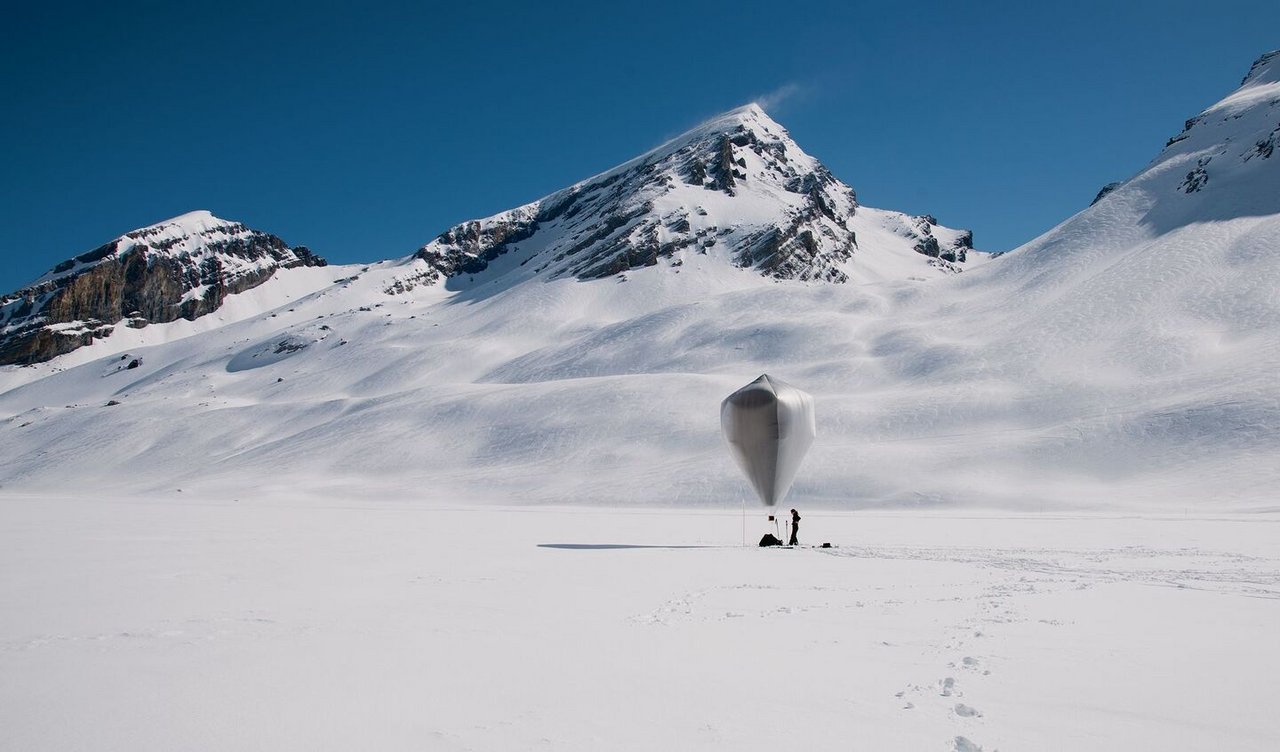 Christina Hemauer neben dem Solarballon vor seiner Fahrt über die Alpen.