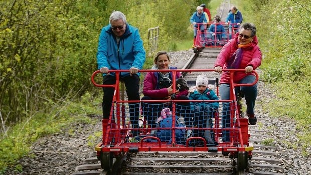 Auf der alten Bahnstrecke geht es gemütlich durch das Sensetal. Informationen dazu gibt es auf: 