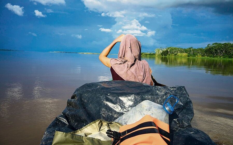 Unterwegs mit dem Kanu auf dem Amazonas.