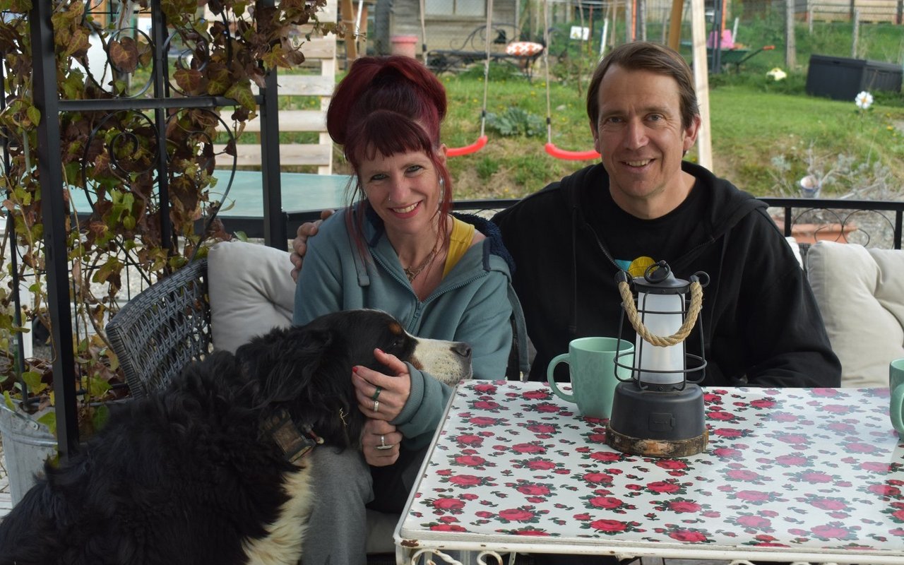 Anne Meier und Andreas Stämpfli betreiben in Meikirch (BE) das B&B Uelis Stöckli. Hündin Tilda unterstützt mit freudiger Gästebegrüssung.
