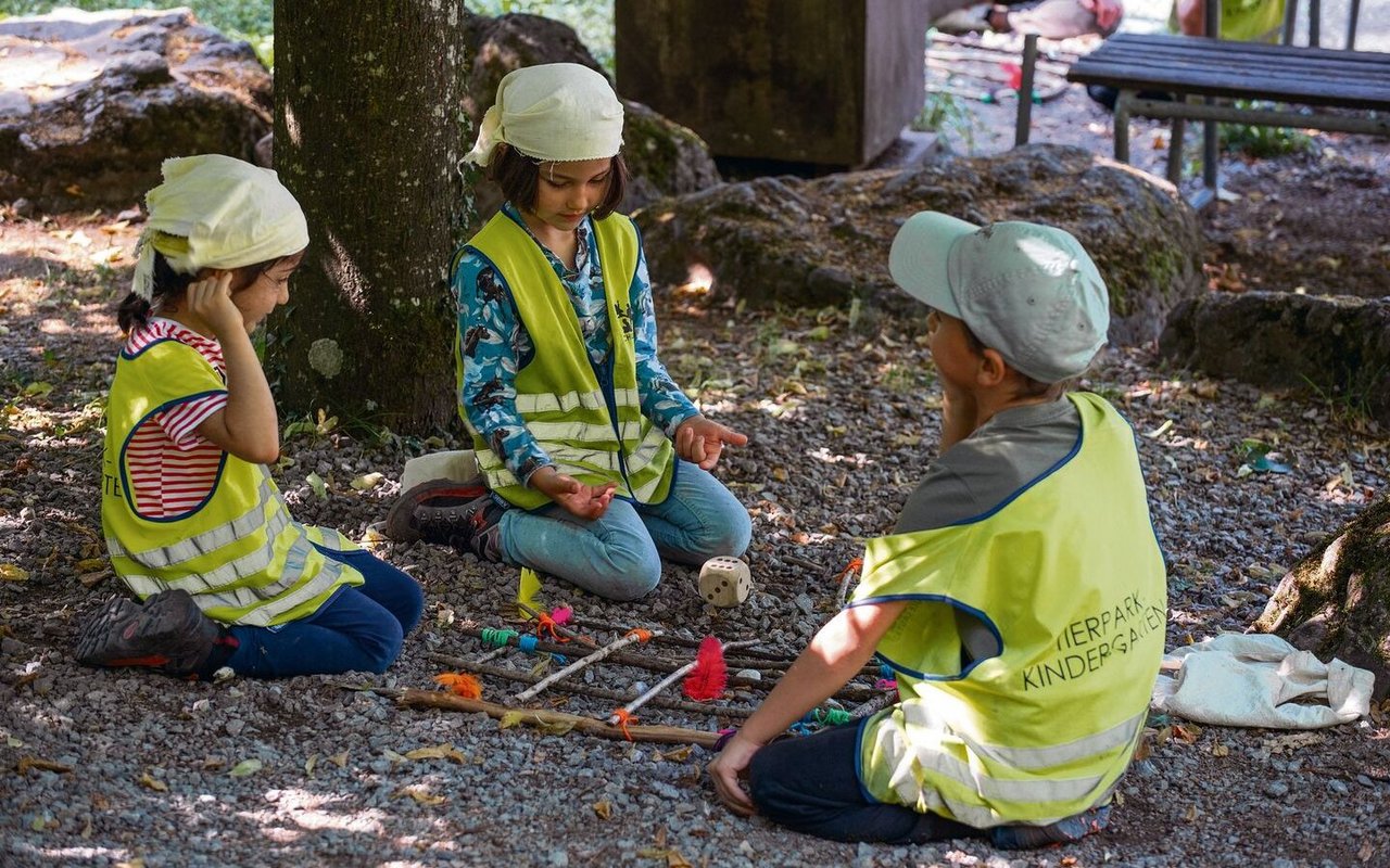 Holz statt Plastik: Der Unterricht im Freien beflügelt die Fantasie. 
