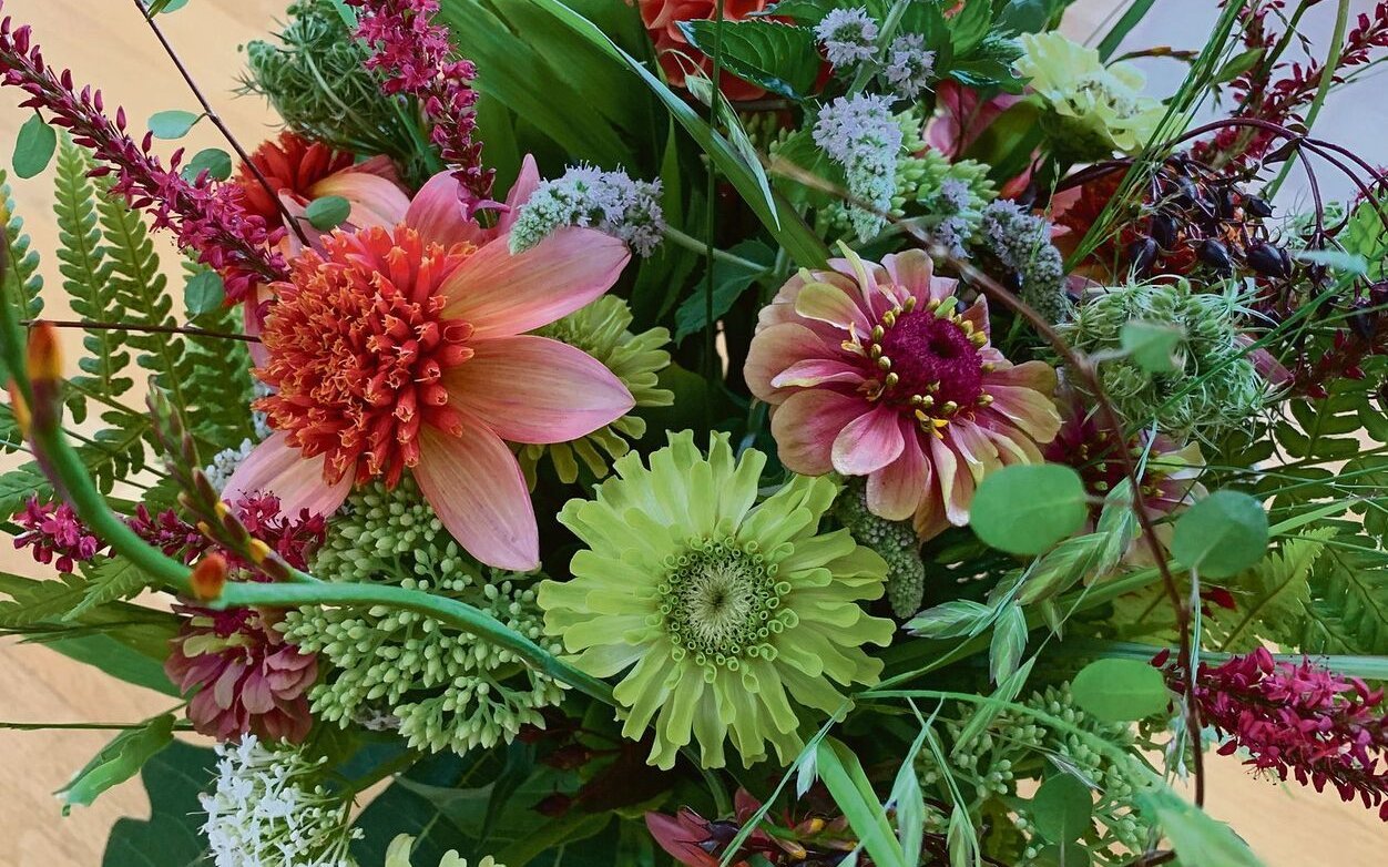 Regional, saisonal und unkonventionell: ein Slowflower-Blumenstrauss.