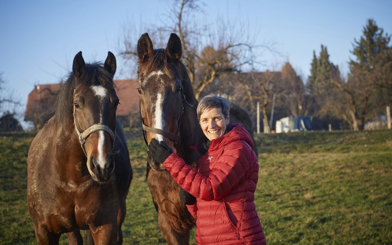 Christine Caron-Wickli in Niedermuhren; dort spielen alle ihre Romane mit Stallduft.