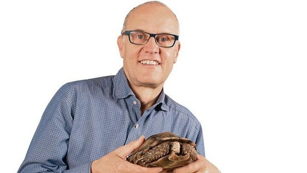 Der auf Exoten spezialisierte Veterinär Dr. Peter Sandmeier mit einer Hinterindischen Landschildkröte.