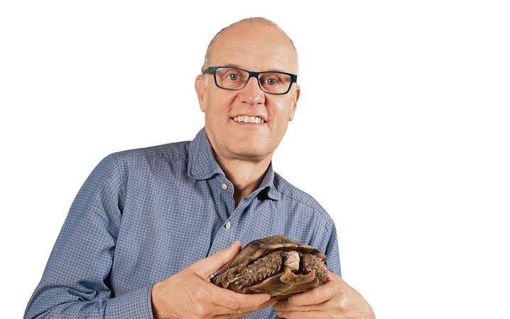 Der auf Exoten spezialisierte Veterinär Dr. Peter Sandmeier mit einer Hinterindischen Landschildkröte.