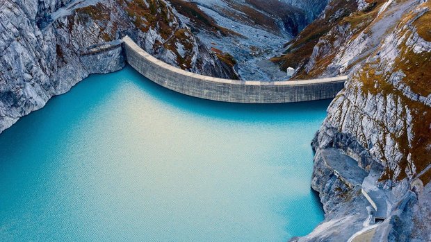 Der Glarner Muttalp-Stausee: Aktuell wird untersucht, wie solche Stauwerke die Lebenswelt der Alpen verändern.