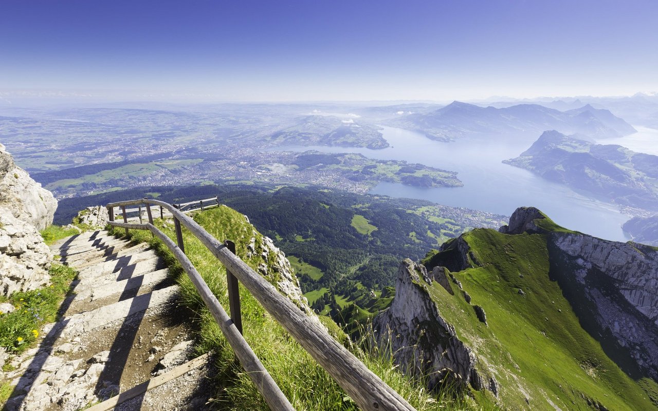 Auf 2132 Metern über Meer kann man ein überwältigendes Bergpanorama geniessen.