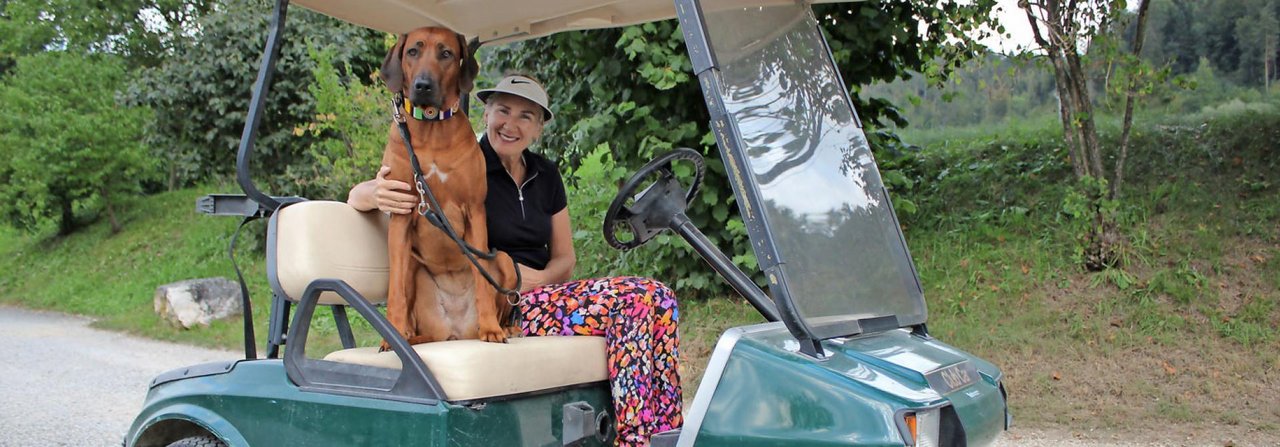 Eingespieltes Team mit Erfahrung und Platzreife: Ridgeback-Dame Hisani und Nicole Grünenfelder auf dem «Birs-Golf»-Platz im Golfcart.