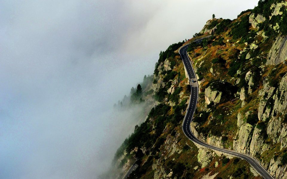 Aus dieser Perspektive erscheint sogar ästhetisch, wie sich die Strasse, dieses menschliche Bauwerk, den Sustenpass hochschlängelt.