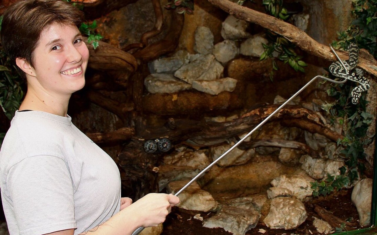 Léa Maffini mit einer Rautenpython im Vivarium Meyrin.