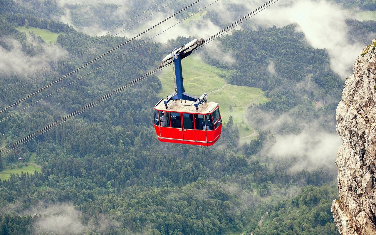 Mit Schweizer Bergbahnen geht es hoch hinauf. Am Ende der Reise warten oft herrliche Wandergebiete. 
