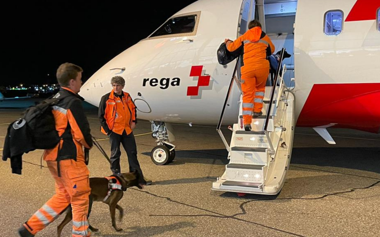 Der Verein für Such- und Rettungshunde Redog flog mit zehn Personen und sechs Hunden in Zürich ab. 
