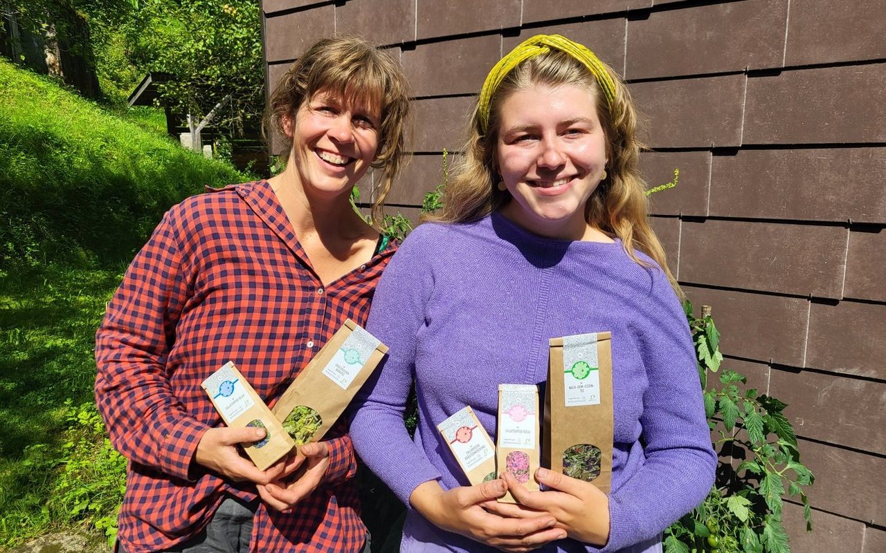 Nathalie Graf (links) und Aliena Gnehm teilen sich die Leitung des Kräuterhofs und ergänzen sich mit ihren individuellen Fähigkeiten perfekt.