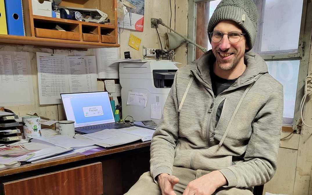 Einen Computer und einen Etikettendrucker gibt es in der Mühle Schwanden. Ansonsten ist Simon Baumann lieber analog unterwegs.