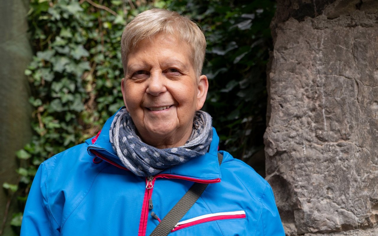 Bea Kathriner führt Besucherinnen und Besucher seit 6 Jahren durch das Bergwerk.