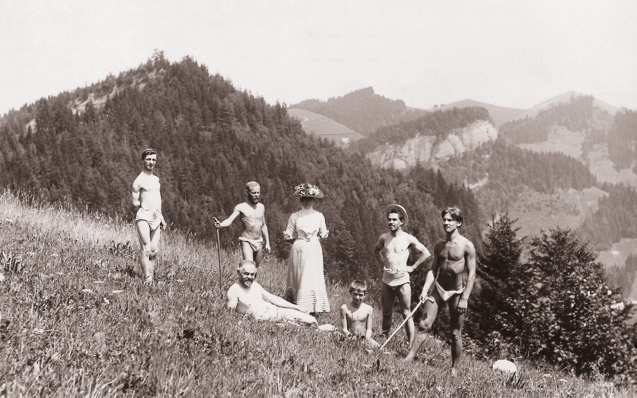 Familie Grauer-Frey beim Licht- und Sonnenbaden, um 1905.