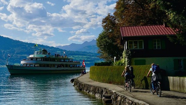 Eine abwechslungsreiche Tour: Sonnenschein an der Schiffanlegestelle von Sundlauenen