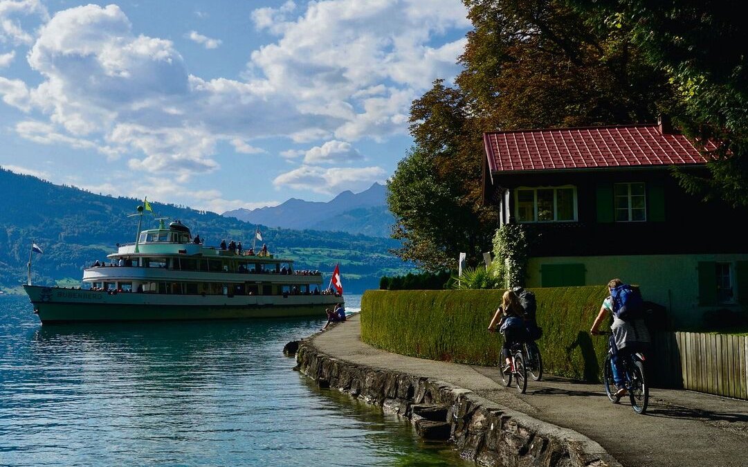 Eine abwechslungsreiche Tour: Sonnenschein an der Schiffanlegestelle von Sundlauenen