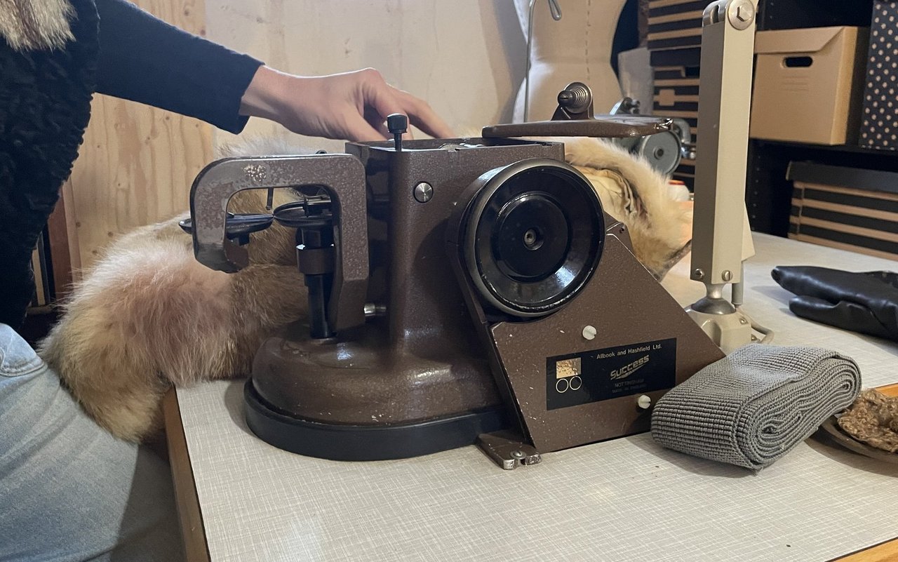 Die alte Nähmaschine von Stämpfli-Henney ist Qualitätsware und funktioniert bis heute zuverlässig.