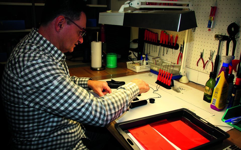 Die Revision von Feldstechern ist eine Wissenschaft, die Olivier Riesen beherrscht.