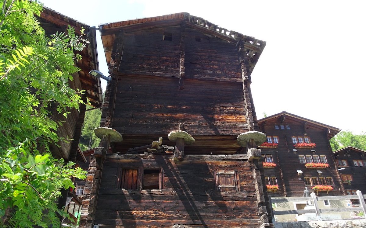 Steinplatten schützen die Vorräte in den Walliser-Stadeln vor Mäusen. 