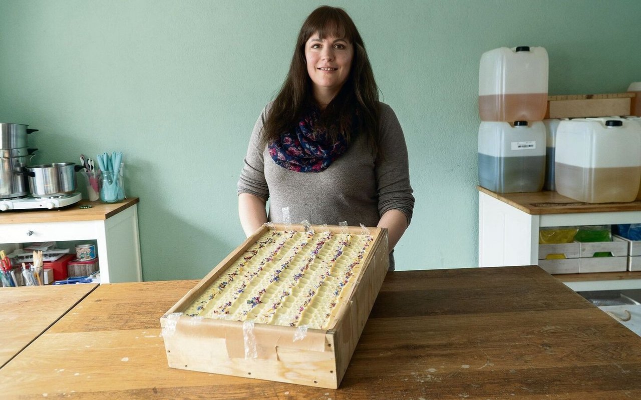 Heidi Ryter präsentiert ihre herrlich duftende Bienenwachs-Seife.