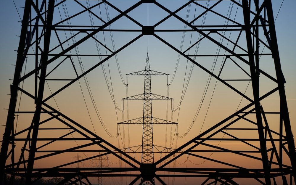 Bei Hochspannungsleitungen, Transformatorenstationen oder elektrischen Geräten im Haushalt tritt niederfrequente Strahlung auf.