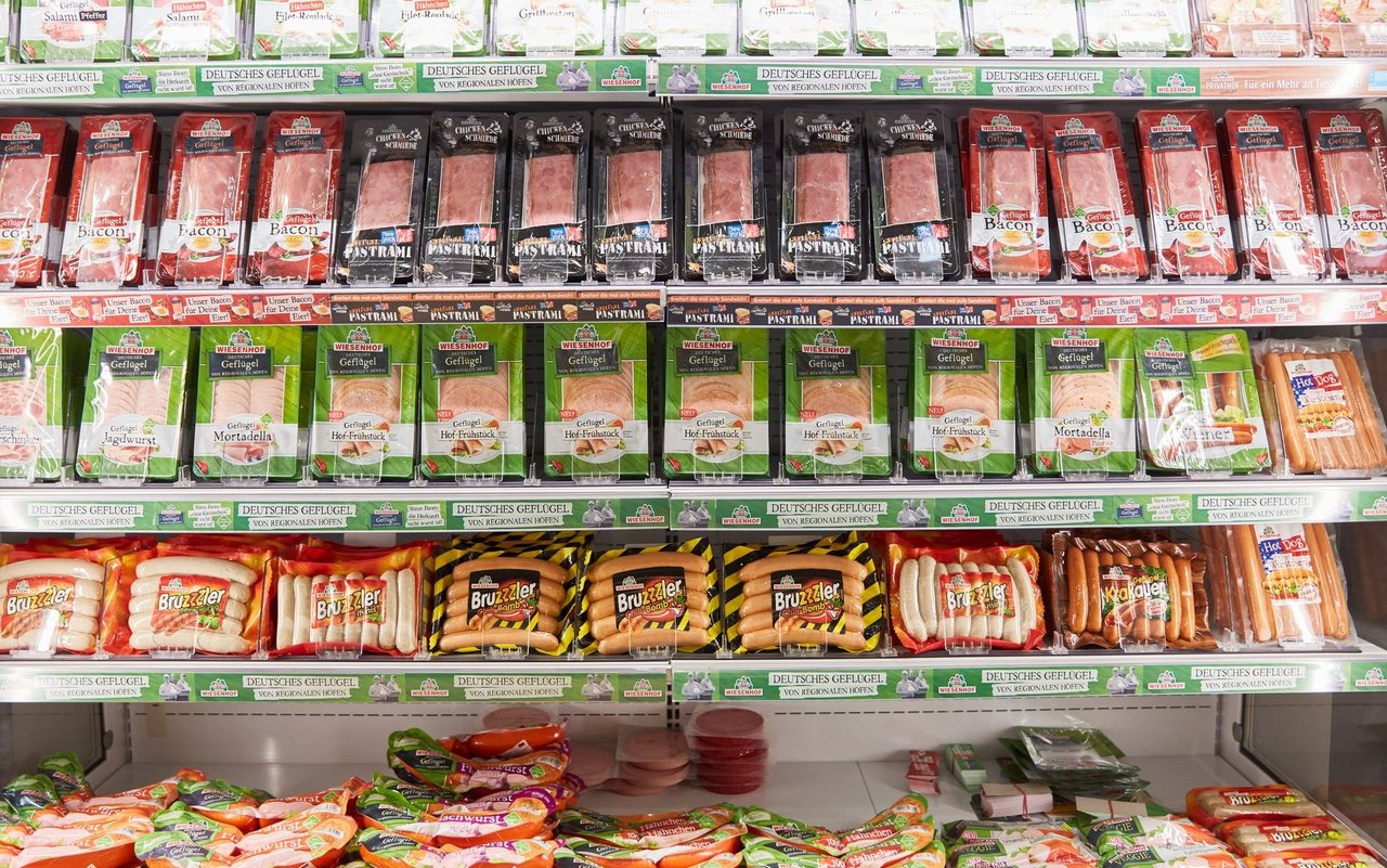 Erst profitierten Fleischkonzerne von billiger Massentierhaltung, jetzt auch vom Veggie-Trend.