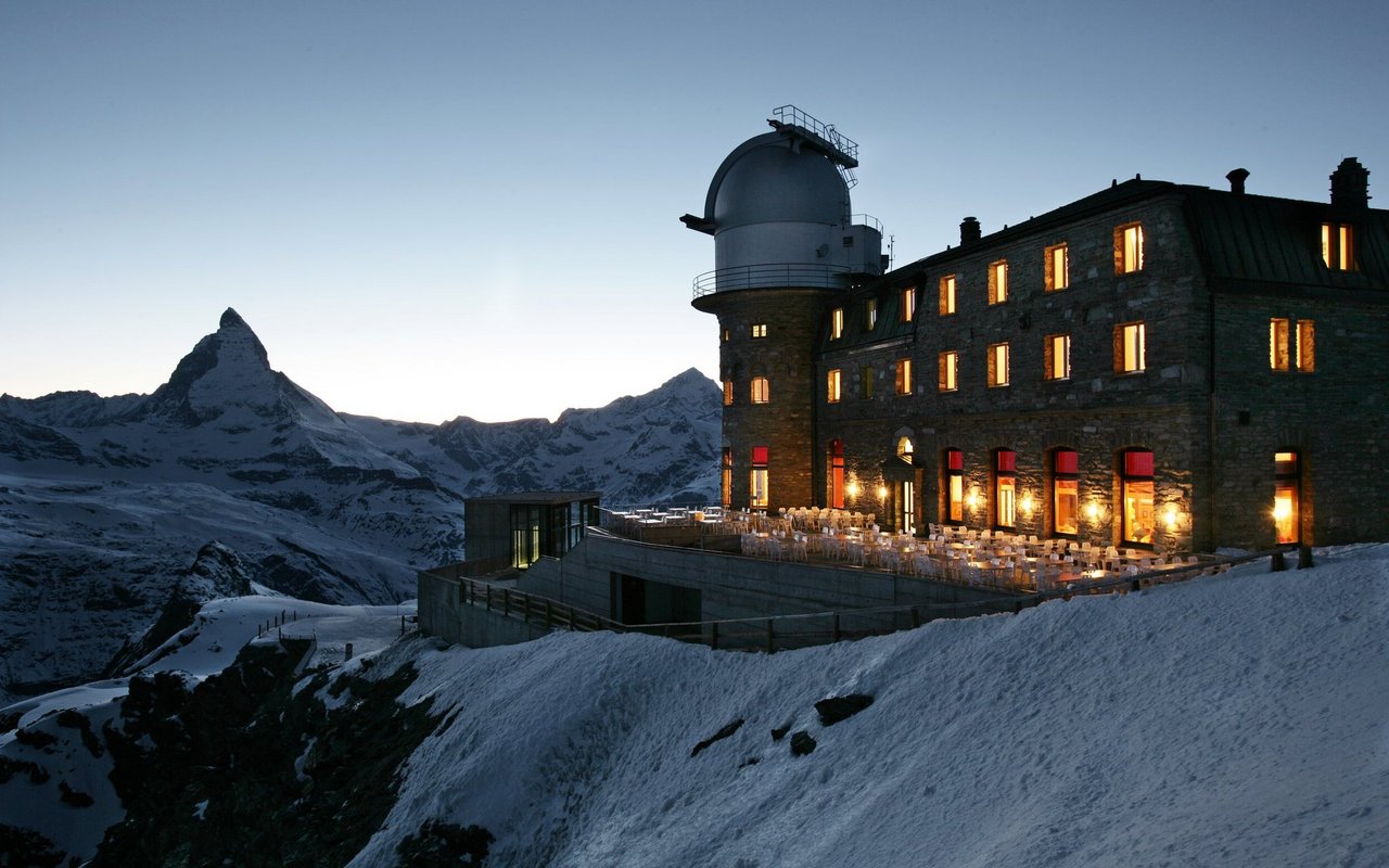 Das Restaurant des Kulmhotel Gornergrat bietet am Abend einen einzigartigen Blick auf die Sterne. Bei guten Bedingungen kann man sogar die Milchstrasse sehen. 