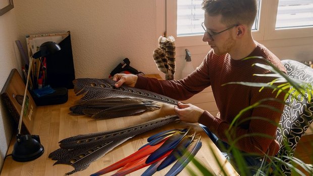 Die gesammelten Federn wäscht und trocknet Luca Meier, bevor er daraus wahre Kunstwerke kreiert.