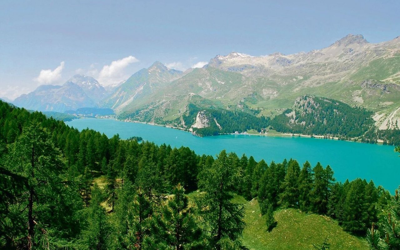 Beim Aussichtspunkt Sass Margun mit Blick über den Silsersee.