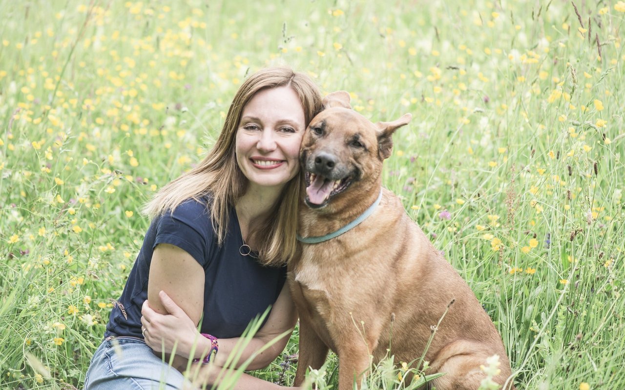 Claudia Lang, die Gründerin von FairDogs, mit ihrem Hund Thor.