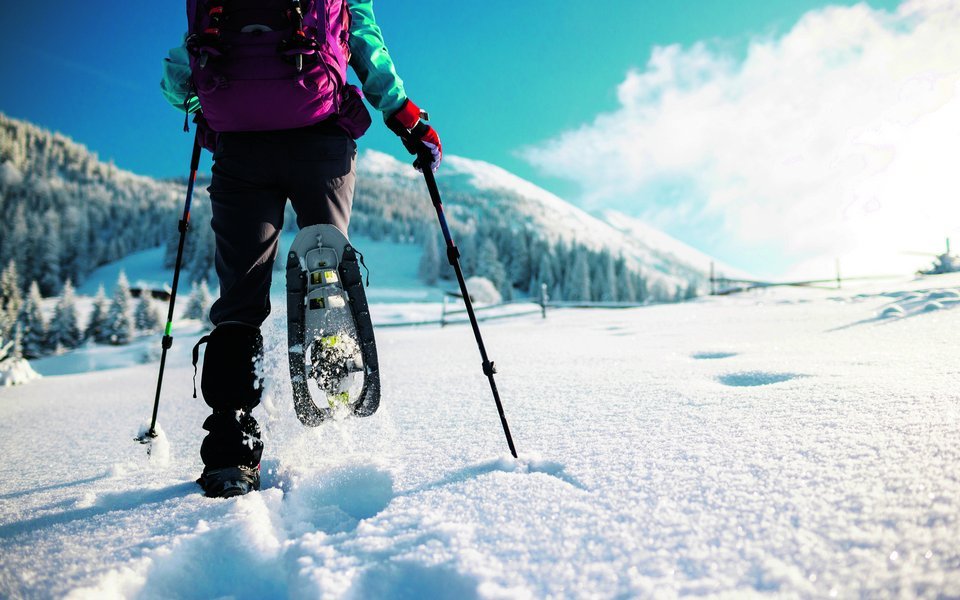 Beim Schneeschuhwandern hat man bereits nach wenigen Schritten den Dreh raus.