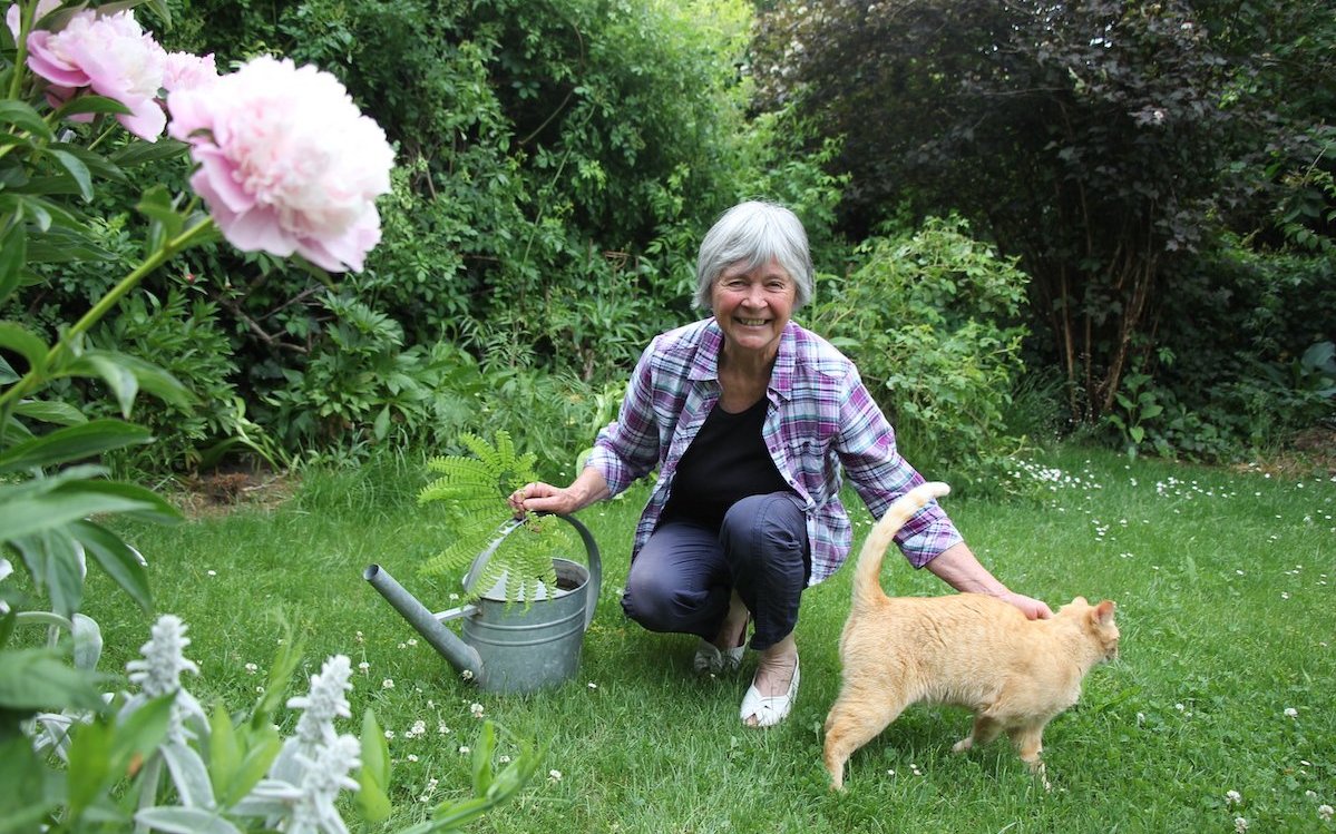 Wenn Rosmarie Mosimann im Garten arbeitet, wird sie oft von ihrer Katze besucht. 
