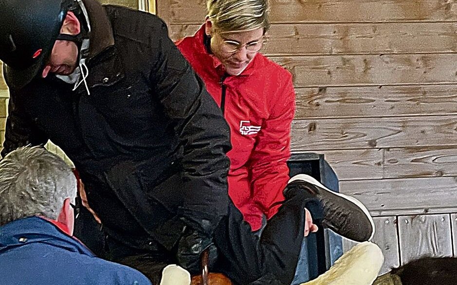 Bis Patient Urs Renggli auf dem Islandpferd Stjarni sitzt, braucht es einiges an Vorarbeit.