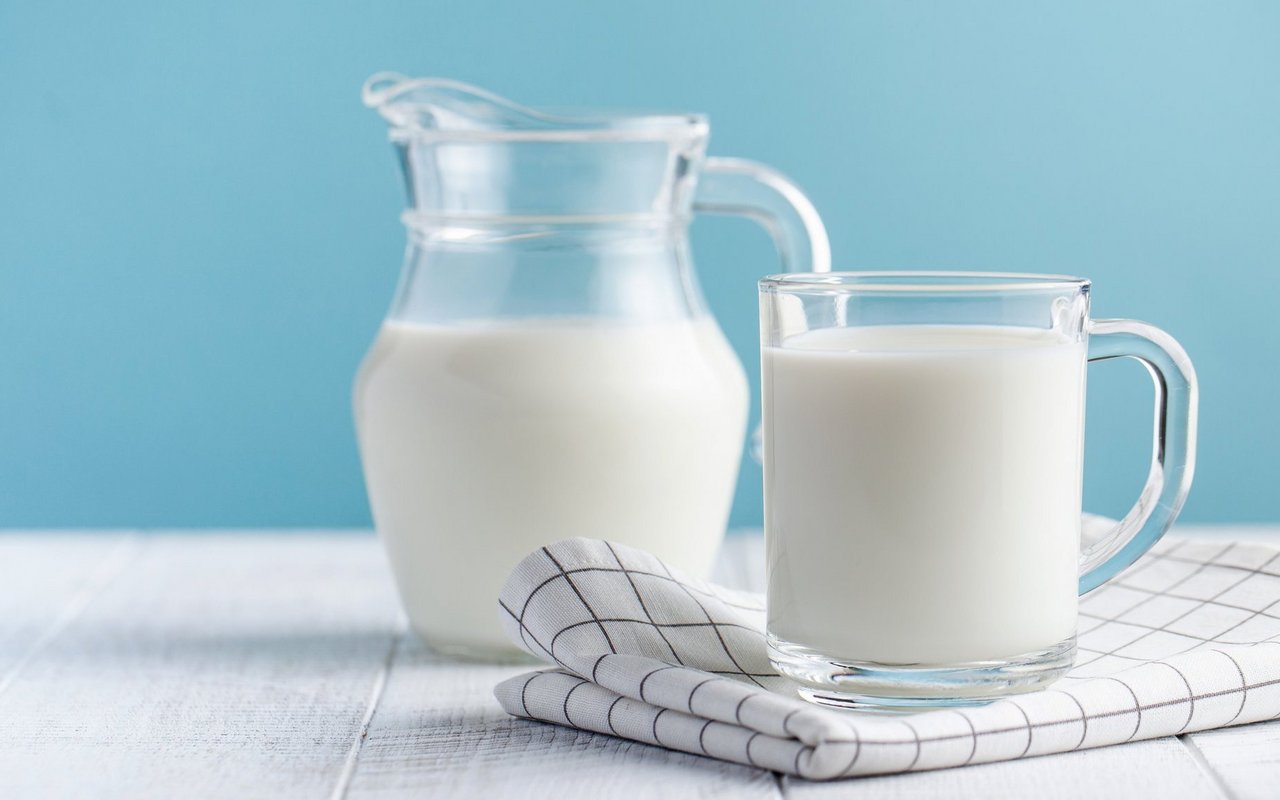 Viele Schweizerinnen und Schweizer trinken regelmässig Milch. 